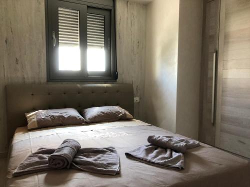 卡尼奥提Дом на берегу моря的卧室里的一张带毛巾的床