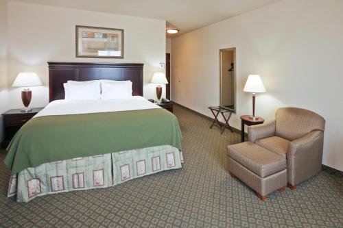 科西卡纳I-45号智选假日套房酒店客房内的一张或多张床位