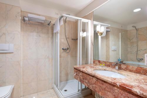 阿菲B&B Hotel Affi - Lago di Garda的一间带水槽和淋浴的浴室