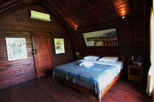坎古De Vir House的小木屋内一间卧室,配有一张床