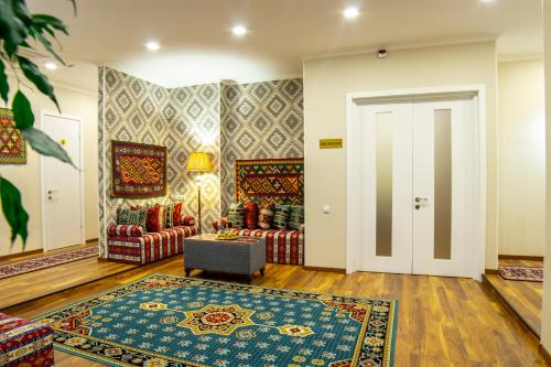 第比利斯Irmisa Hotel Tbilisi的客厅设有两张沙发和一扇门