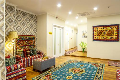 第比利斯Irmisa Hotel Tbilisi的带沙发和地毯的客厅
