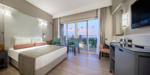 锡德Trendy Aspendos Beach Hotel的酒店客房设有一张床和一个美景厨房