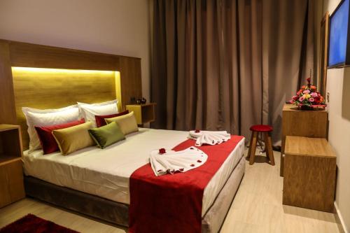 马拉喀什LE VOYAGEUR MARRAKECH的酒店客房设有一张带红色毯子的大床