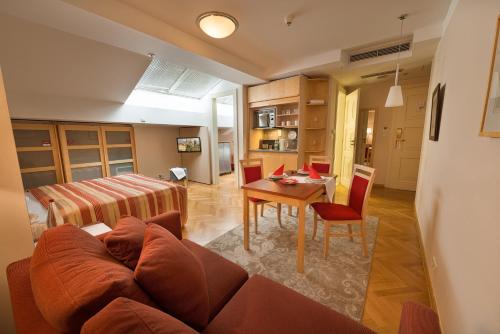 布拉格EA朱莉斯酒店的客厅配有沙发和桌子