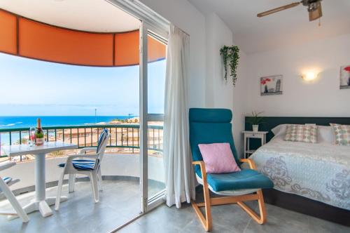 阿罗纳TORRES DEL SOL O004的一间卧室设有一张床和一个海景阳台