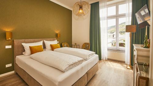 策尔廷根-拉蒂希Rochter Landhotel的卧室配有一张大白色床和窗户