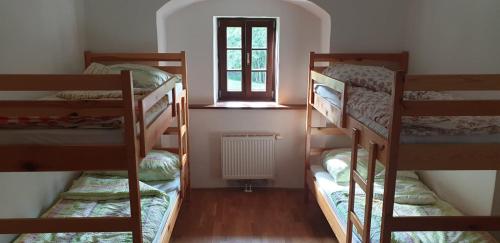 耶塞尼采Dom Pristava的带窗户的客房内的两张双层床