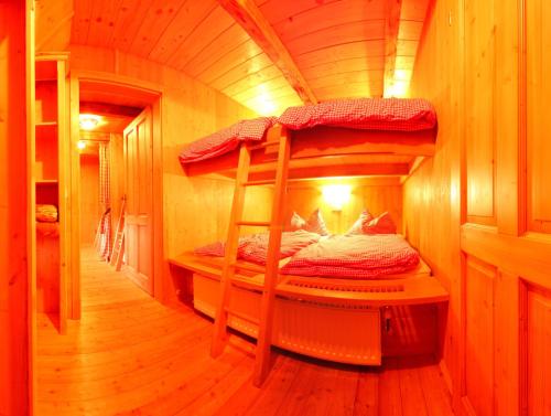 TauplitzalmSchermerhütten的小屋内带两张双层床的客房