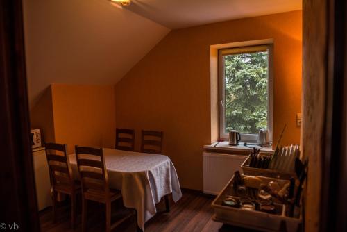 KunioniaiPrie upes的客房设有桌椅和窗户。