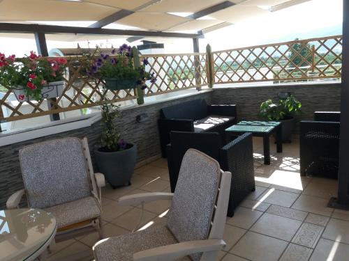 尼亚普拉莫斯Green House的阳台餐厅,配有桌椅和鲜花