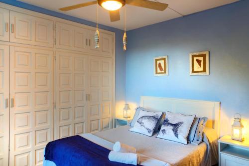 卡莱利亚德帕拉弗鲁赫尔Els Forcats的一间卧室配有一张蓝色墙壁的床