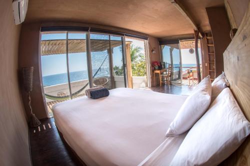兹波利特Villa Casa Blanca del Faro的一间卧室设有一张床,享有海景
