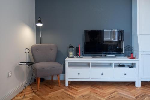 布尔加斯Midnight Blue的客厅配有电视和椅子