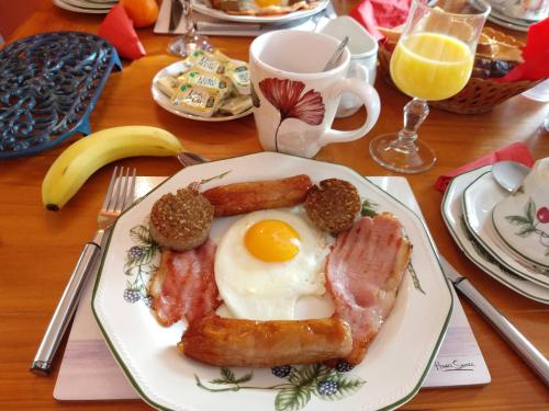 沃特福德Grannagh Castle House的包括鸡蛋培根和香肠的早餐食品
