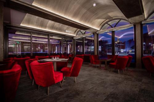 布朗布朗宾馆的餐厅设有红色的椅子和桌子及窗户