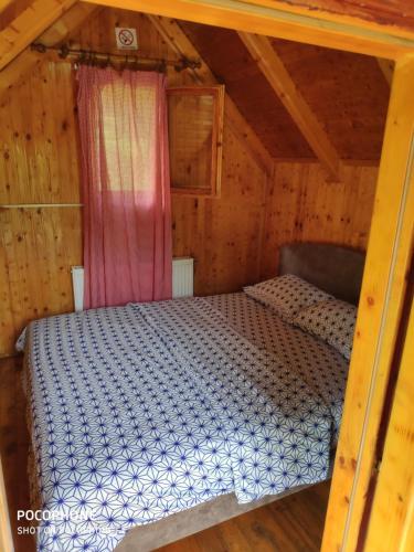 莫伊科瓦茨Bungalovi Vukovic的小木屋内一间卧室,配有一张床
