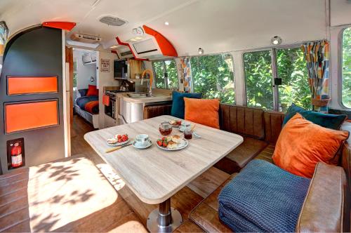 PonsanoothGlamping 1970 American Airstream motorhome的相册照片