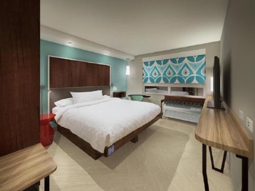 爱丁堡Tru By Hilton Edinburg的一间卧室配有一张床和一台电视。