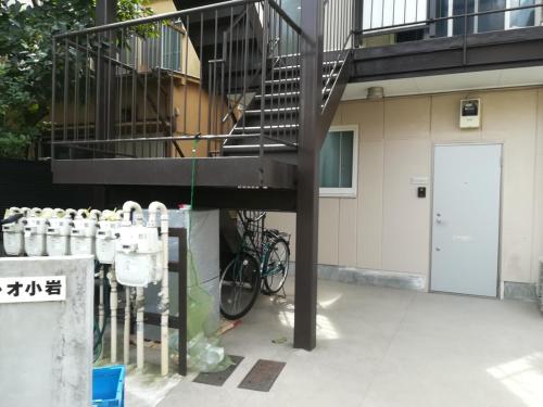 东京駅近-JR小岩駅まで徒歩3分-Leo小岩 101的停在有楼梯的建筑旁边的自行车