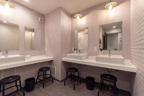 大阪DOYANEN HOTELs YAMATO的浴室设有3个水槽和2面镜子