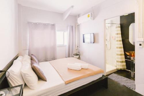 曼谷3Howw考山旅舍的白色客房 - 带2个枕头的床