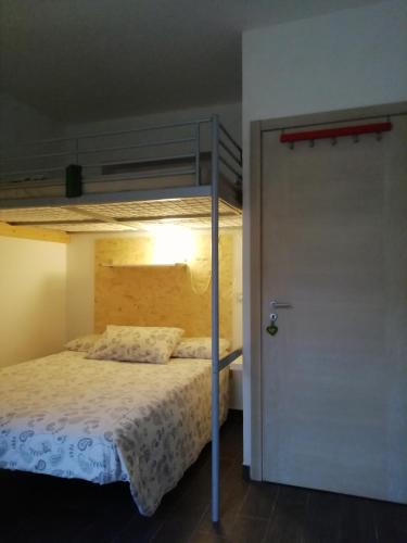 拉古萨码头lo zahir的一间卧室配有双层床和一扇门