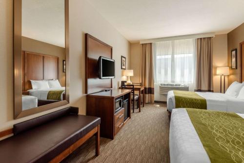 埃尔斯沃思埃尔斯沃思康福特茵酒店的酒店客房,设有两张床和镜子