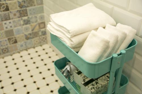 台东童年时光包栋民宿(四人/六人包栋)的浴室里装满毛巾的蓝色篮子