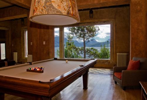 拉安戈斯图拉镇Luma Casa De Montaña的带大窗户的客房内的台球桌