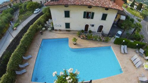 加尔达湖滨阿尔贝雷洛酒店的房屋前游泳池的顶部景色