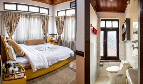 加德满都香格里拉精品酒店的一间卧室配有一张床,浴室设有卫生间