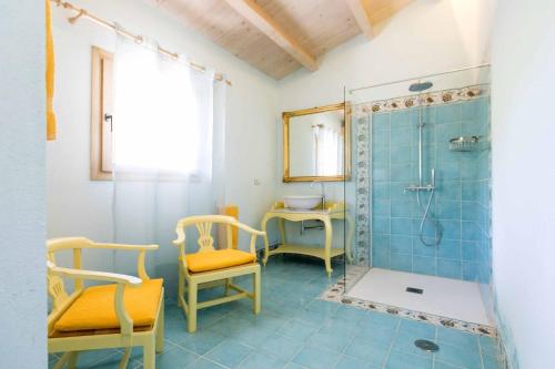 Bagnolo PiemonteAgriturismo Famiglia al Castello Di Bagnolo的带淋浴、两把椅子和盥洗盆的浴室