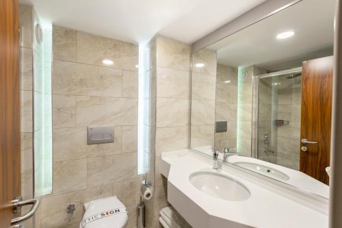 GeredeThe Sign Esentepe Hotel&Kayak Merkezi的一间带水槽、浴缸和卫生间的浴室