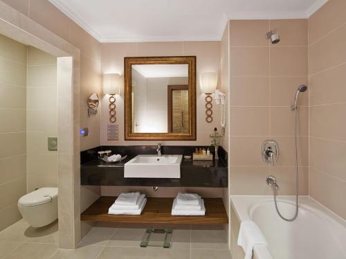 贝尔迪比Akka Antedon Hotel - Premium Ultra All Inclusive的一间带水槽、浴缸和卫生间的浴室