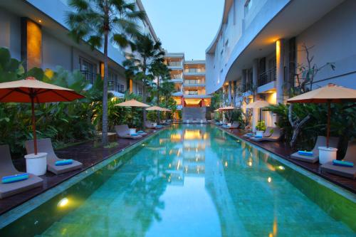 登巴萨巴厘岛B Spa酒店的一座建筑物中央的游泳池