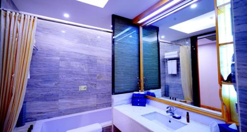 北京云瑧金陵莲花酒店的带浴缸、水槽和镜子的浴室