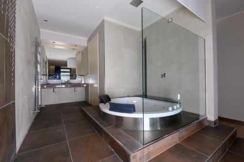 蒙蒂菲阿斯科尼拉卡罗扎多罗酒店的一间带浴缸的浴室位于客房中间