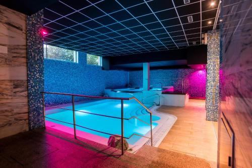 霍兹纳约帕斯加酒店spa别墅的紫色灯室的游泳池