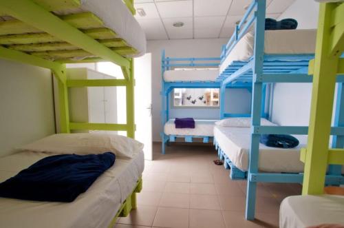 大加那利岛拉斯帕尔马斯Pura Vida Las Palmas的客房设有三张双层床和梯子