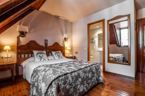 维耶拉弗福瑞达酒店的一间卧室配有一张大床和镜子