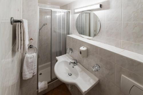 沃韦德拉广场酒店的白色的浴室设有水槽和镜子