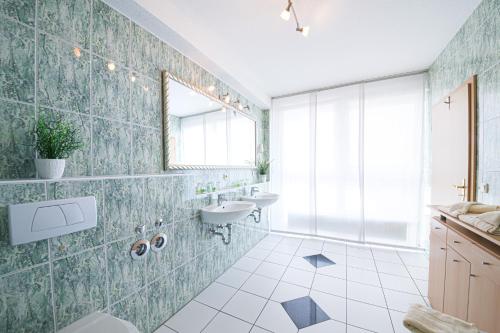 菲尔特欧洲格尼酒店 的浴室设有水槽、两个水槽和镜子
