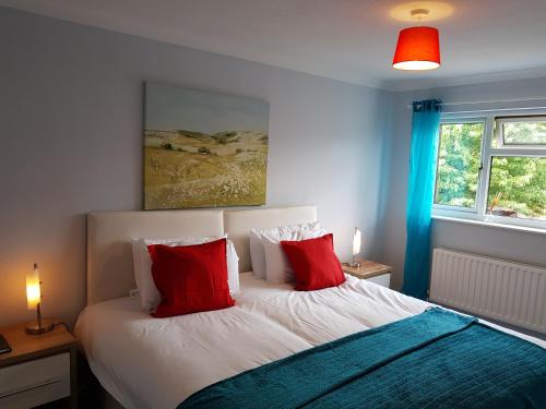 Penllech House - Huku Kwetu Notts - 3 Bedroom Spacious Lovely and Cosy with a Free Parking- Affordable and Suitable to Group Business Travellers客房内的一张或多张床位