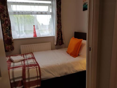 Penllech House - Huku Kwetu Notts - 3 Bedroom Spacious Lovely and Cosy with a Free Parking- Affordable and Suitable to Group Business Travellers客房内的一张或多张床位