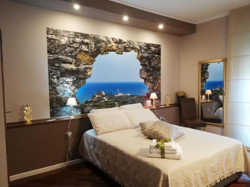 卡利亚里La Casa di Adele Cagliari的一间卧室设有一张床,享有海景