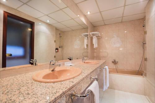 圣胡利娅-德洛里亚Yomo Imperial的浴室配有2个盥洗盆和1个浴缸。