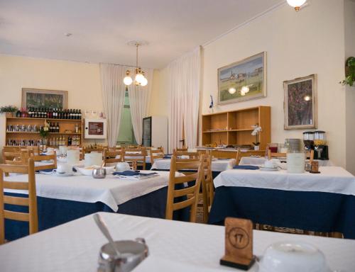 利多迪耶索罗卡萨米尔酒店的餐厅配有桌椅和白色的桌布