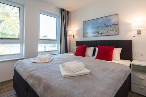加兹尤瑟多姆Appartement "Karat" mit Penthouseflair - Oase am Haff的一间卧室配有一张大床和毛巾