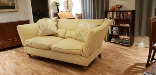勒德洛138a Old Star & Garter的客厅配有带枕头的白色沙发。